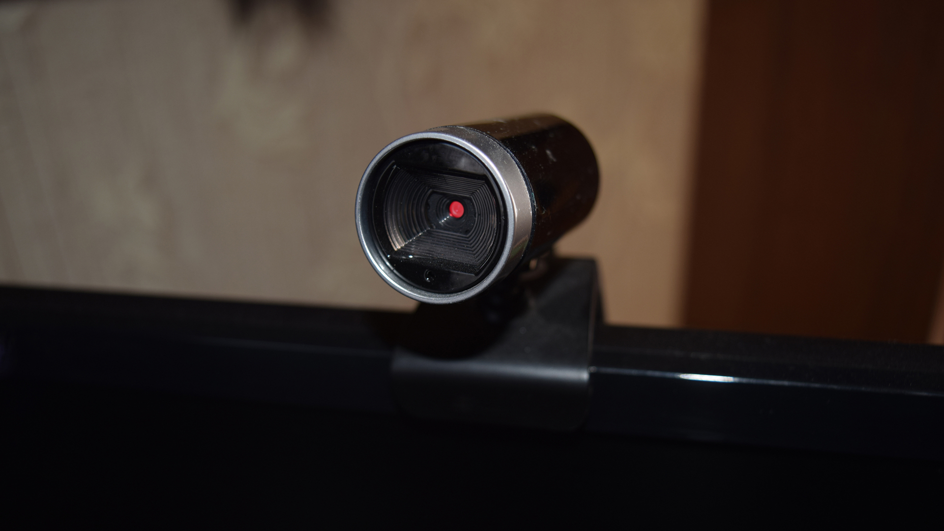Zowel goed als slecht nieuws is dat Windows 11 maakte het moeilijker voor Microsoft om gebruiker via gezichtsherkenning. 2 Een webcam bovenop een monitor
