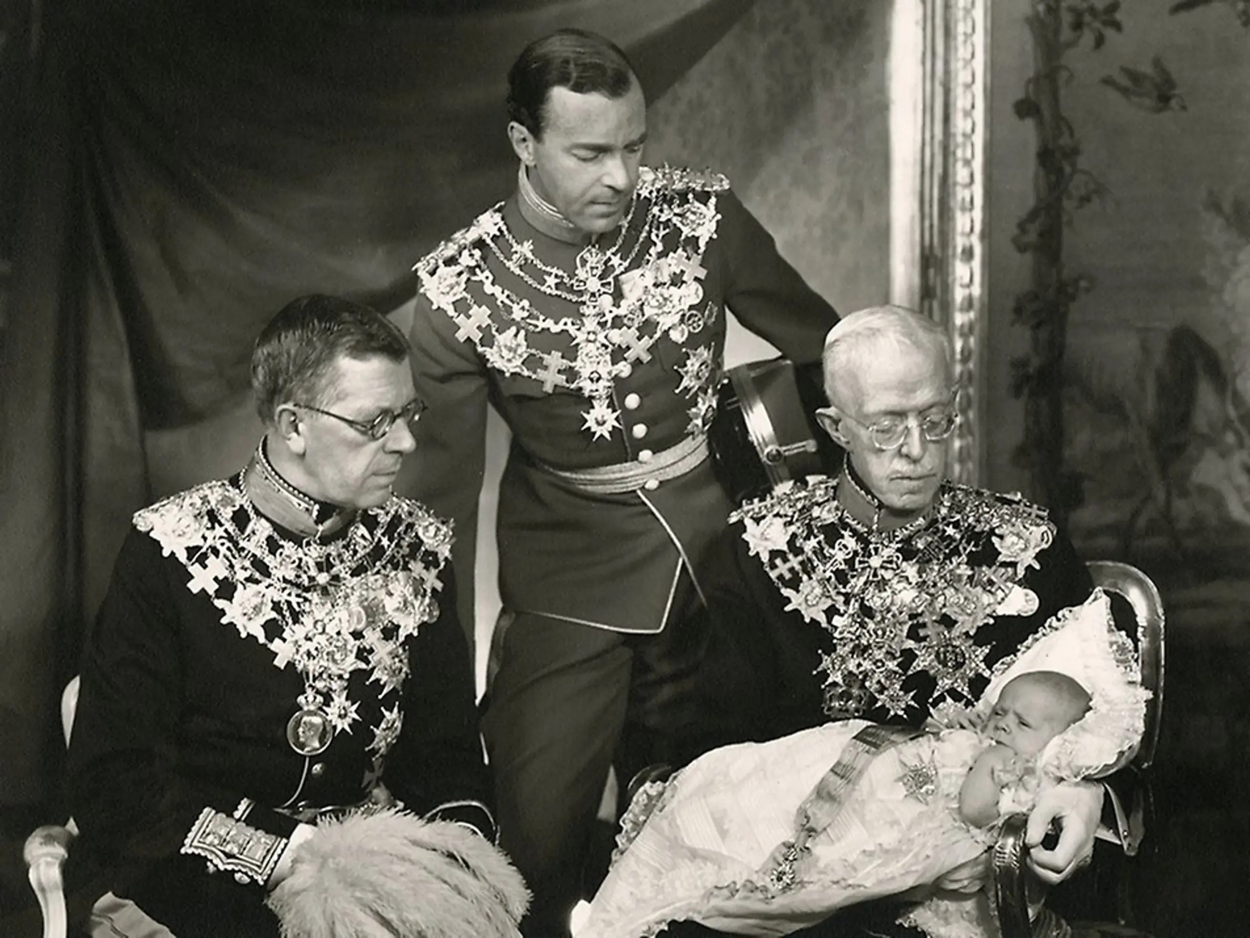 De pasgeboren Carl Gustaf in de armen van zijn overgrootvader.