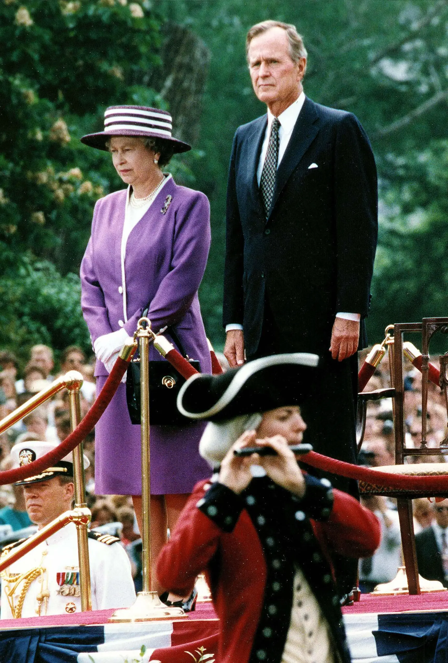 De koningin en president tijdens de welkomstceremonie.