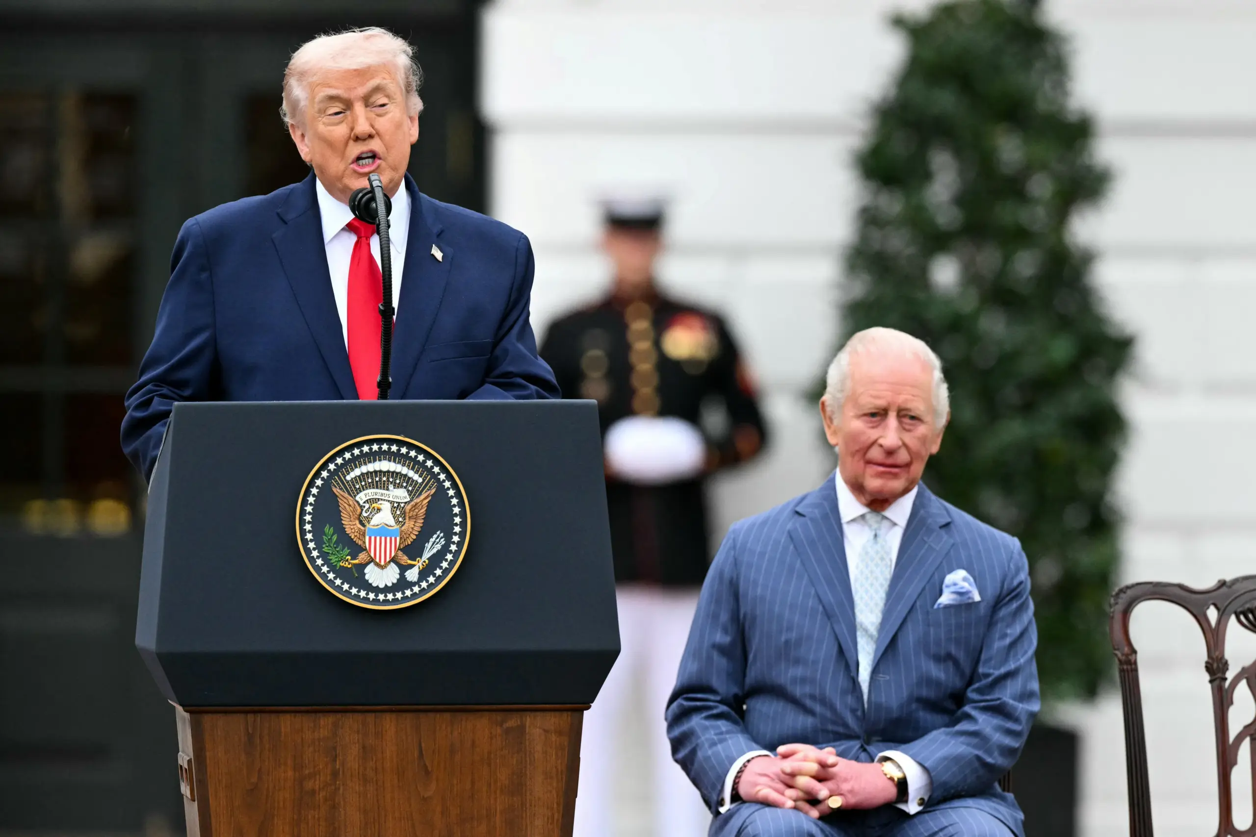 Koning Charles luistert naar het welkomstwoord van president Trump.