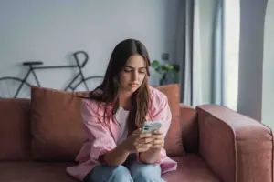 vrouw op mobiel